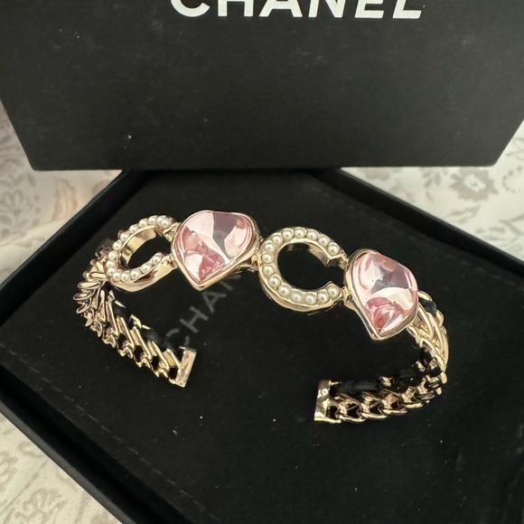 CHANEL Spring 23 COCO CRUSH CUFF BRACELET - Picture 6 of 8